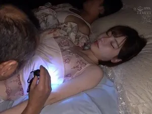 Bố gã chồng chăm sóc bạn gái của con trai khi ông xã vắng mặt 15 phút ~ minami kojima