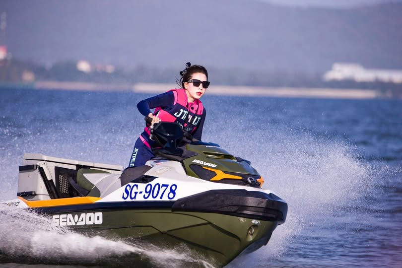 Asian babe playing with vibrator