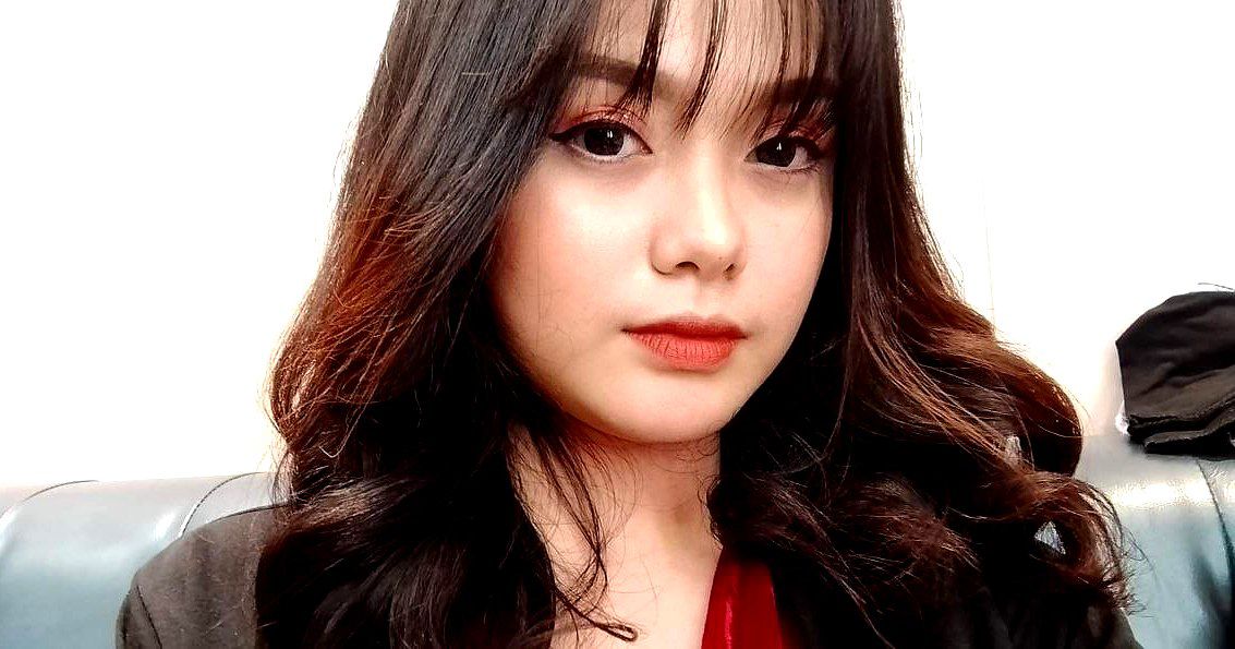 Người phụ nữ trẻ đẹp với thân cây khổng lồ sống gần vách ngăn chéo